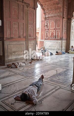 Old Delhi, Inde, juillet 2009. Personnes dormant dans les arches de la mosquée de Jama Masjid. Banque D'Images