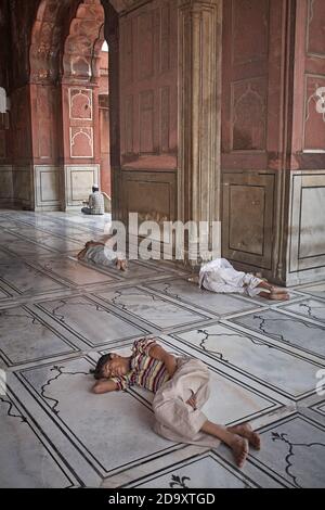 Old Delhi, Inde, juillet 2009. Personnes dormant dans les arches de la mosquée de Jama Masjid. Banque D'Images