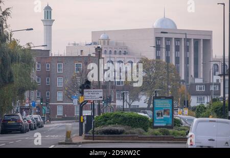 London Road, Morden, Royaume-Uni. La mosquée Baitul Futuh dans la banlieue londonienne de Morden, l'une des plus grandes mosquées d'Europe occidentale Banque D'Images