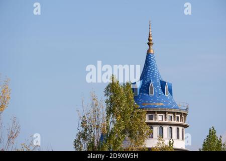 Château de conte de fées agrandi de loin Banque D'Images