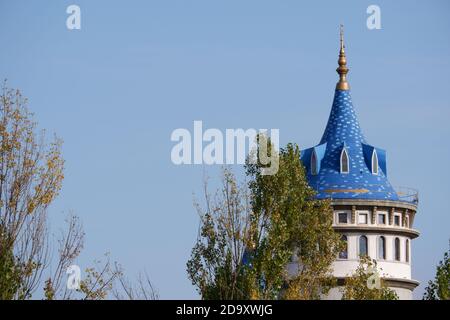 Château de conte de fées agrandi de loin Banque D'Images