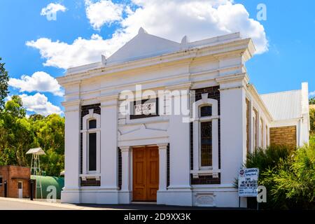 Adelaide Hills, Australie méridionale - 9 février 2020 : Église méthodiste de Clarendon vue de Grants Gully Road par une brillante journée d'été Banque D'Images