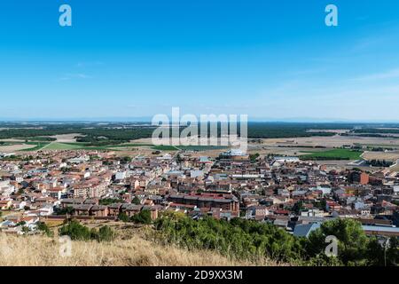 Vue de Iscar depuis son château, une petite vieille ville dans la province de Valladolid à Castilla y León, avec le taureau reconstruit en arrière-plan. Banque D'Images