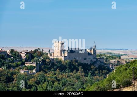 Vue aérienne de l'Alcazar, château-palais en pierre situé dans la vieille ville fortifiée de Ségovie, Espagne. Banque D'Images