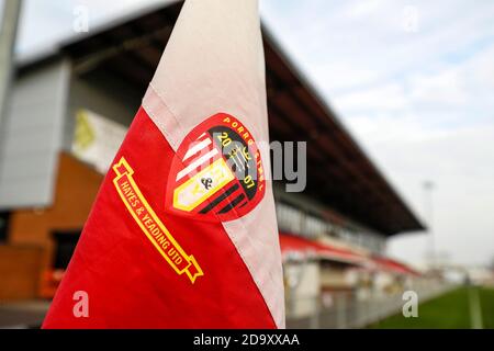 SkyEx Community Stadium, Londres, Royaume-Uni. 8 novembre 2020. Coupe de l'Association de football, Hayes et Yeading United contre Carlisle United; Hayes et Yeading drapeau d'angle United Credit: Action plus Sports/Alay Live News Banque D'Images