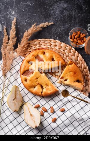 tarte aux poires croquante maison sur fond noir et blanc nappe Banque D'Images