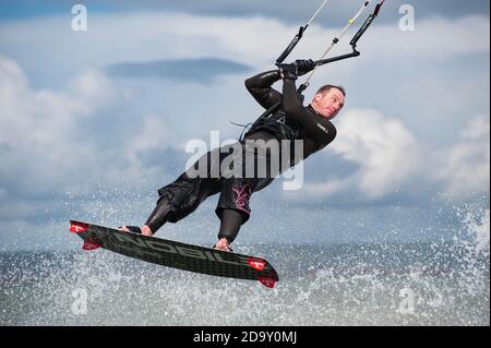 Kitesurfer in action, Dorset, Angleterre, Royaume-Uni. Banque D'Images