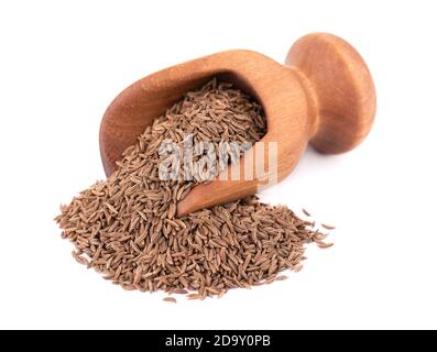 Graines de cumin dans une cuillère en bois, isolées sur fond blanc. Graines de cumin ou carvi. Banque D'Images