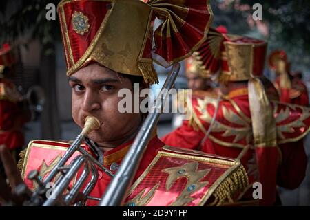 Delhi, Inde, novembre 2011. Gros plan d'un musicien dans un orchestre de rue. Banque D'Images