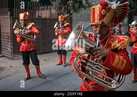 Delhi, Inde, novembre 2011. Gros plan d'un musicien dans un orchestre de rue. Banque D'Images