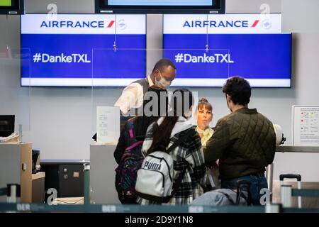 Berlin, Allemagne. 08 novembre 2020. Les passagers se tiennent au comptoir d'enregistrement d'Air France dans le terminal C de l'aéroport de Tegel pour être enregistrés pour le dernier vol régulier de Tegel à Paris. L'aéroport de Tegel sera fermé au départ du vol AF 1235 d'Air France à destination de Paris. Credit: Christoph Soeder/dpa/Alay Live News Banque D'Images