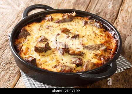 Agneau et riz au four albanais avec yaourt Tave Kosi gros plan dans une casserole sur la table. Horizontal Banque D'Images