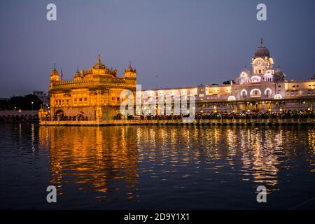 Le Harmindar Sahib, également connu sous le nom de Temple d'Or Amritsar. Lieu religieux des Sikhs. Temple d'or de Sikh gurdwara Banque D'Images