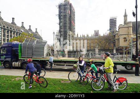 Londres, Royaume-Uni. Dimanche 8 novembre 2020. En raison de restrictions sur les coviles, la cérémonie du dimanche du souvenir au Cenotaph, dans le centre de Londres, a été tenue derrière des barrières pour décourager les gens de se réunir. Photo: Roger Garfield/Alay Live News Banque D'Images