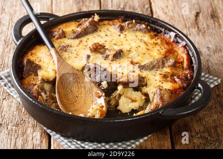 Tave kosi cuit agneau et riz avec yaourt gros plan dans une casserole sur la table. Horizontal Banque D'Images