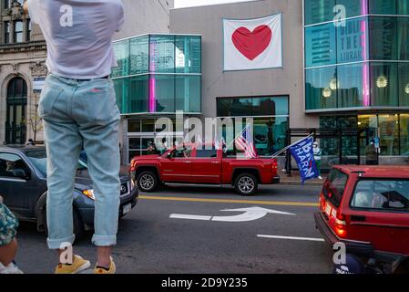 Les Mainers célèbrent la victoire de Joe Biden des 2020 États-Unis Élection présidentielle dans le centre-ville de Portland Banque D'Images