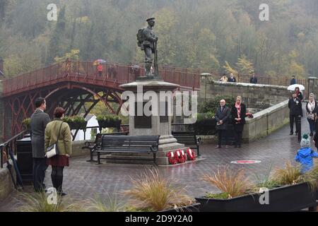 Ironbridge, Shropshire 8 novembre 2020. Un service socialement éloigné du souvenir à l'Ironbridge à Shropshire, au Royaume-Uni. Banque D'Images