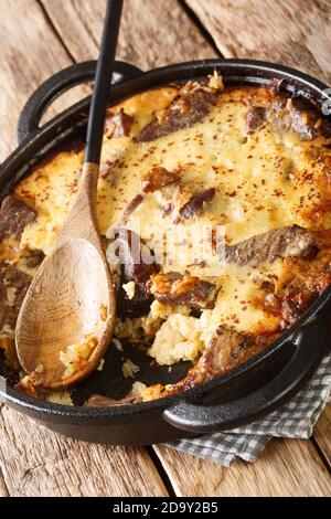 Tave kosi cocotte de lait soured d'agneau et de riz cuite avec un mélange de yaourt et d'oeufs dans la casserole sur la table. Verticale Banque D'Images