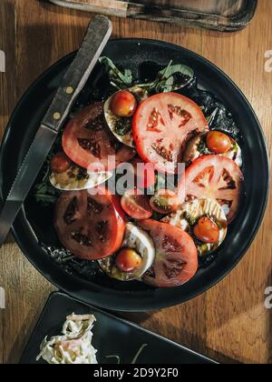 La salade Caprese est une simple cuisine italienne, faite de tranches de mozzarella fraîche. Banque D'Images