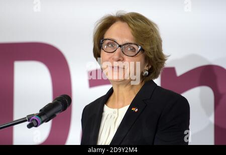 08 novembre 2020, Berlin: Anne Marie Descotes, ambassadrice de France en Allemagne, prend la parole avant le dernier vol régulier au départ de l'aéroport de Tegel. L'aéroport de Tegel sera fermé au départ de l'avion Air France avec le vol AF 1235 à destination de Paris. Photo: Soeren Stache/dpa-Zentralbild/dpa Banque D'Images