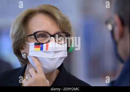 08 novembre 2020, Berlin : Anne Marie Descotes, ambassadrice de France en Allemagne, s'entretient avec le maire de Berlin Müller avant que le dernier vol prévu ne quitte l'aéroport de Tegel. L'aéroport de Tegel sera fermé au départ de l'avion Air France avec le vol AF 1235 à destination de Paris. Photo: Soeren Stache/dpa-Zentralbild/dpa Banque D'Images