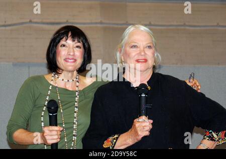 Les actrices américaines de la télévision, du film et du théâtre Louise Fletcher & Nana Visitor sur scène lors d'une convention de science-fiction de Londres connue pour Star Trek Deep Space 9 Banque D'Images