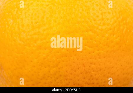 Photo macro de la texture de la peau orange. Cadre plein d'une orange non pelée. Concept de fond alimentaire. Banque D'Images