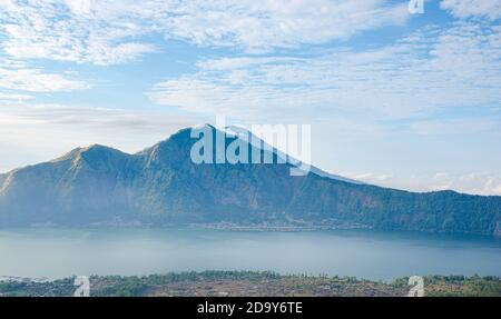 Panorama de la destination de randonnée populaire Mont Batur crête orientale au lever du soleil, avec Danau Batur cratère lac à Bali, Indonésie Banque D'Images