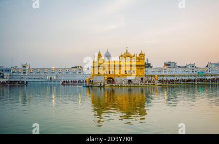 Le Harmindar Sahib, également connu sous le nom de Temple d'Or Amritsar. Lieu religieux des Sikhs. Temple d'or de Sikh gurdwara Banque D'Images