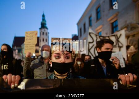 Cracovie, Pologne. 7 novembre 2020. Des militants pro-choix lors d'une autre journée de manifestations dans la vieille ville de Cracovie. Des militants pro-choix et des droits des femmes et leurs partisans ont organisé samedi soir une autre manifestation anti-gouvernementale à Cracovie pour exprimer leur colère contre la décision de la Cour suprême concernant les lois sur l'avortement. Crédit : ASWphoto/Alamy Live News Banque D'Images