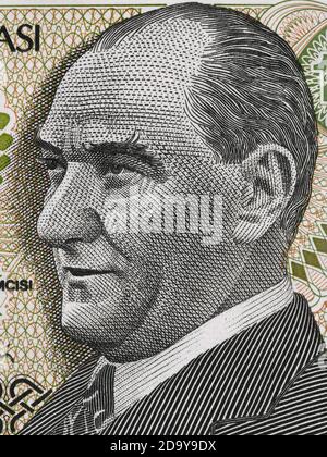 Mustafa Kemal Ataturk premier président de Turquie portrait sur la livre turque macro billet, clôture de l'argent Banque D'Images