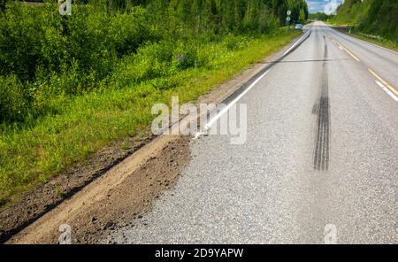 Très longues marques de palpage sur la surface du tarmac sur autoroute après un freinage brusque à l'été, en Finlande Banque D'Images