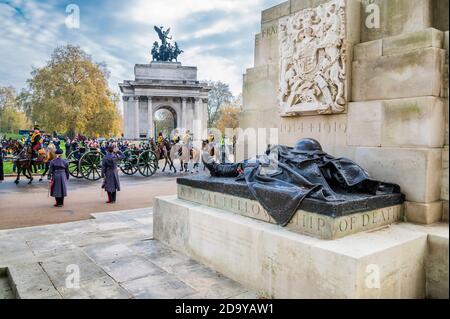 Londres, Royaume-Uni. 08 novembre 2020. La troupe des Rois revient de la teh Cenotaph et se respecte à leur Mémorial régimentaire - le Royal Artillery Regiment tient son service de jour de commémoration annuel à leur mémoire de guerre à Hyde Park Corne. Il est souvenir dimanche et en raison de la deuxième écluse de coronavirus, les services de commémoration sont grandement réduits. Crédit : Guy Bell/Alay Live News Banque D'Images