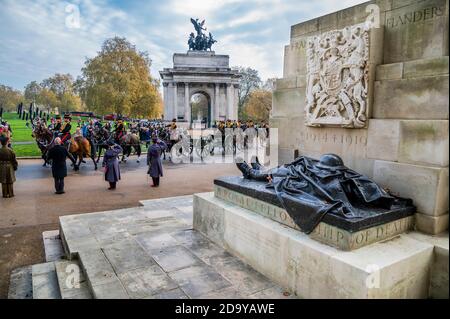 Londres, Royaume-Uni. 08 novembre 2020. La troupe des Rois revient de la teh Cenotaph et se respecte à leur Mémorial régimentaire - le Royal Artillery Regiment tient son service de jour de commémoration annuel à leur mémoire de guerre à Hyde Park Corne. Il est souvenir dimanche et en raison de la deuxième écluse de coronavirus, les services de commémoration sont grandement réduits. Crédit : Guy Bell/Alay Live News Banque D'Images