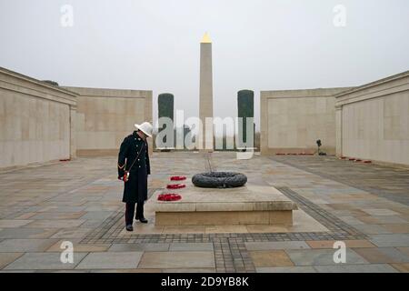 Un bugler du HM Royal Marines Band Service regarde des couronnes à l'Arboretum du Mémorial national d'Alrewas, dans le Staffordshire, où un acte virtuel du souvenir du Mémorial des Forces armées a été diffusé via Facebook et YouTube pendant le dimanche du souvenir. Banque D'Images