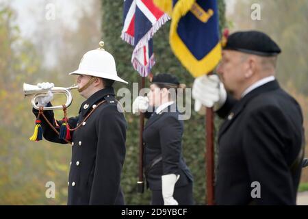 Un bugler de HM Royal Marines Band Service joue le dernier message à l'Arboretum du Mémorial national d'Alrewas, Staffordshire, pour observer l'Acte « virtuel » du souvenir du Mémorial des Forces armées qui est diffusé à d'autres par Facebook et YouTube pendant le dimanche du souvenir. Banque D'Images