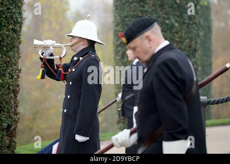 Un bugler de HM Royal Marines Band Service joue le dernier message à l'Arboretum du Mémorial national d'Alrewas, Staffordshire, pour observer l'Acte « virtuel » du souvenir du Mémorial des Forces armées qui est diffusé à d'autres par Facebook et YouTube pendant le dimanche du souvenir. Banque D'Images