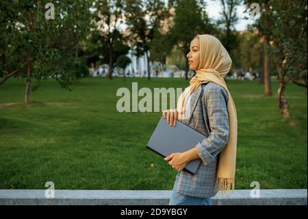 Étudiante arabe avec ordinateur portable dans le parc Banque D'Images