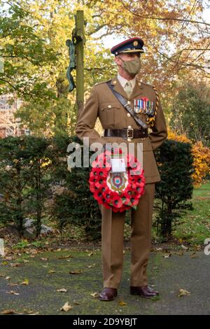 Brentwood Essex le 8 novembre 2020 UN événement officiel en plein air de pose de couronnes a eu lieu à l'église St Thomas Brentwood Essex avec des représentants de l'armée et du cvic, dont le député Alex Burghart et le maire adjoint de Brentwood Olivia Sanders Cllr, en photo du major Paul Herlihy Officier commandant du 124 Escadron de transport crédit : Ian Davidson/Alay Live News Banque D'Images