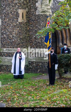 Brentwood Essex 8 novembre 2020 UN événement officiel en plein air de pose de couronnes a eu lieu à l'église St Thomas Brentwood Essex avec des représentants de cvic et militaires, dont Alex Burghart, député, et Cllr Olivia Sanders, maire adjoint de Brentwood crédit: Ian Davidson/Alay Live News Banque D'Images