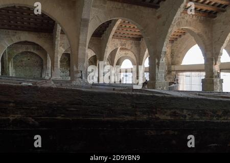 Favignana, Sicile, Italie, août 2020. Dans l'ancienne usine de Florio, certains anciens bateaux en bois utilisés pour la pêche au thon sont conservés dans un ancien bâtiment Banque D'Images