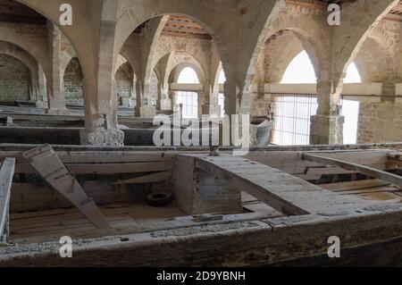 Favignana, Sicile, Italie, août 2020. Dans l'ancienne usine de Florio, certains anciens bateaux en bois utilisés pour la pêche au thon sont conservés dans un ancien bâtiment Banque D'Images