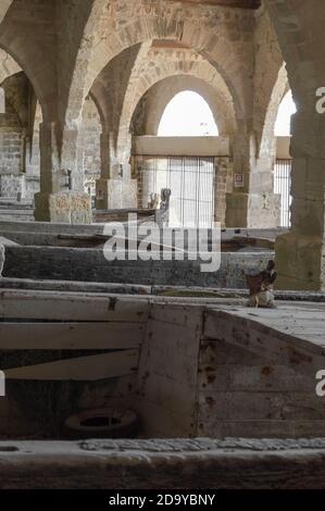 Favignana, Sicile, Italie, août 2020. Dans l'ancienne usine de Florio, certains anciens bateaux en bois utilisés pour la pêche au thon sont conservés dans un ancien bâtiment Banque D'Images