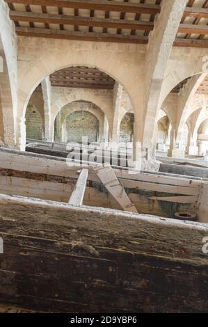 Favignana, Sicile, Italie, août 2020. Dans l'ancienne usine de Florio, certains anciens bateaux en bois utilisés pour la pêche au thon sont conservés dans un ancien bâtiment Banque D'Images