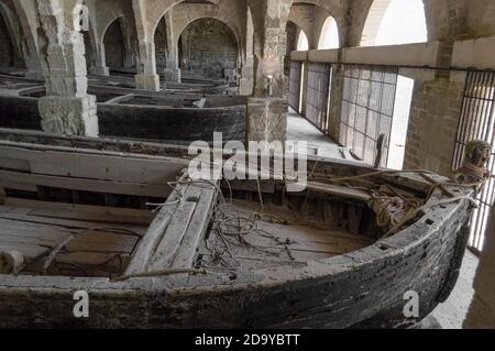 Favignana, Sicile, Italie, août 2020. Dans l'ancienne usine de Florio, certains anciens bateaux en bois utilisés pour la pêche au thon sont conservés dans un ancien bâtiment Banque D'Images