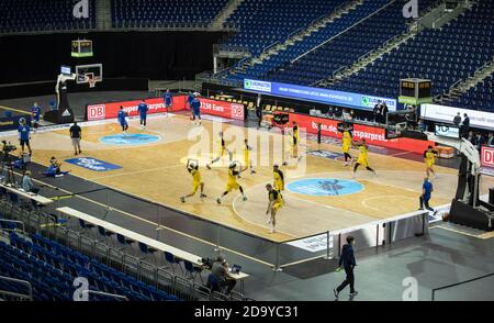 Berlin, Allemagne. 08 novembre 2020. Basket-ball: Bundesliga, Alba Berlin - Fraport Frankfurt, partie principale, 1er match, Mercedes-Benz Arena. Les deux équipes jouent au chaud devant des stands de spectateurs vides. Credit: Andreas Gora/dpa/Alay Live News Banque D'Images