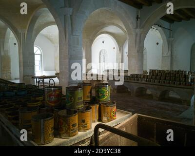 Favignana, Italie, août 2020. Dans l'ancienne usine de Florio maintenant un musée, les anciennes boîtes de thon. Dans ce lieu, le thon a été transformé pour distribution Banque D'Images