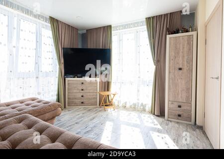 Anapa, Russie - 23 août 2020 : intérieur d'une chambre d'angle spacieuse et lumineuse avec deux immenses vitraux Banque D'Images
