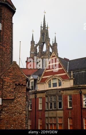 La tour de l'église de la cathédrale Saint-Nicolas se trouve derrière des bâtiments à côté de Newcastle upon Tyne Banque D'Images