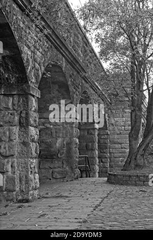 Arches de chemin de fer construites en pierre à Newcastle upn Tyne capturées de la porte noire près de Castle Garth. Banque D'Images